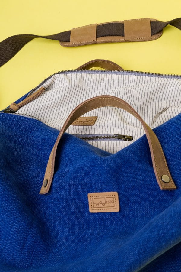 Kwooksta Soft Jute große Weekender Tasche in Blau Innenansicht mit Interieur aus getreifter Bio Baumwolle und Innentasche.