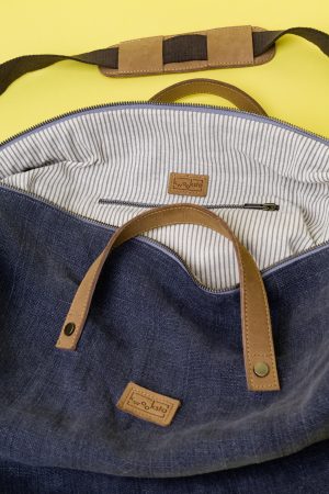 Kwooksta Soft Jute große Weekender Tasche in Grau Innenansicht mit Interieur aus getreifter Bio Baumwolle und Innentasche.