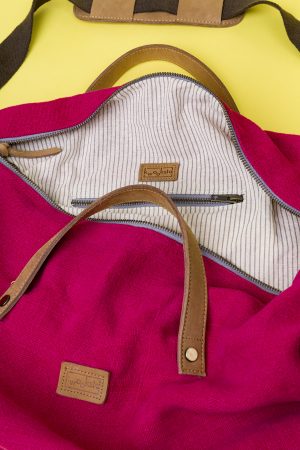 Kwooksta Soft Jute große Weekender Tasche in Rot Innenansicht mit Interieur aus getreifter Bio Baumwolle und Innentasche.