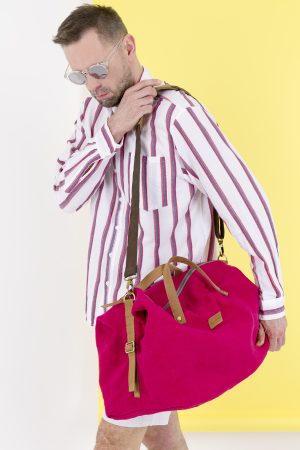 Kwooksta Soft Jute große Weekender Tasche in Rot getragen über die Schulter von männlichem Model.