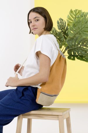 Kwooksta Soft Jute Rucksack Turnbeutel in Orange/Pfirisch und Natur von Model am Rücken getragen.