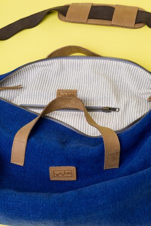 Kwooksta Soft Jute kleine Weekender Tasche in Blau Innenansicht mit Interieur aus getreifter Bio Baumwolle und Innentasche.