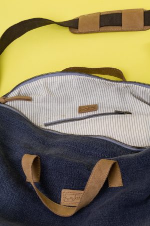 Kwooksta Soft Jute kleine Weekender Tasche in Grau Innenansicht mit Interieur aus getreifter Bio Baumwolle und Innentasche.