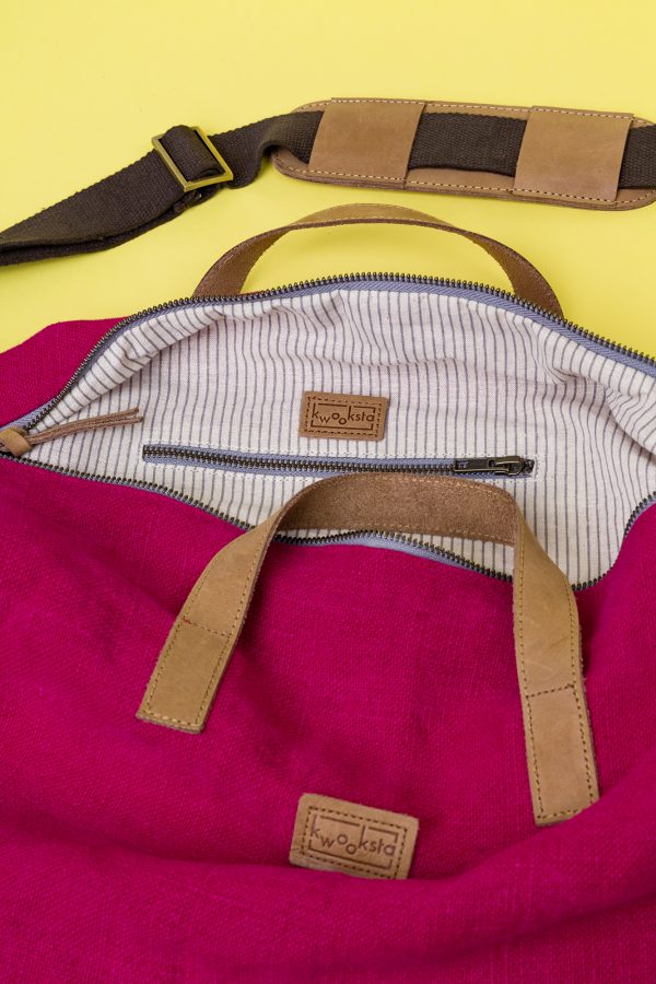 Kwooksta Soft Jute kleine Weekender Tasche in Rot Innenansicht mit Interieur aus getreifter Bio Baumwolle und Innentasche.